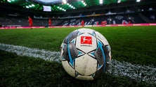 Imagem de Covid-19: Liga alemã presta homenagem às vitimas com minuto de silêncio