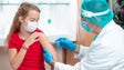 Especialistas defendem prioridade à vacinação dos adultos e crianças de risco