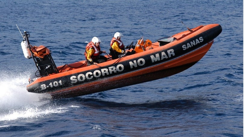 Quatro jovens em dificuldades numa praia do Porto da Cruz