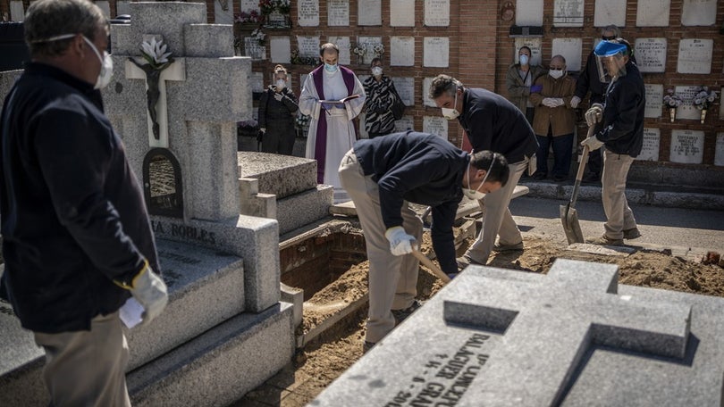 Covid-19: Espanha realiza cerimónia de homenagem às vítimas e funcionários de saúde