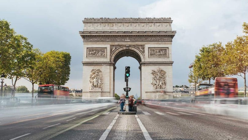 Ameaça de bomba no Arco do Triunfo, em Paris, leva à evacuação do local