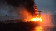 Imagem de Navio petroleiro panamenho em chamas ao largo do Sri Lanka aumenta receio de derrame