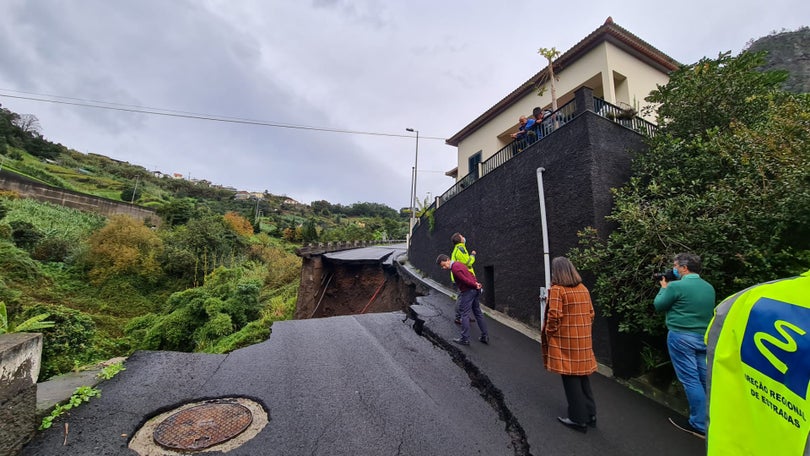 Imagem de Estrada que abateu no Porto da Cruz é municipal mas foi construída pelo Governo da Madeira