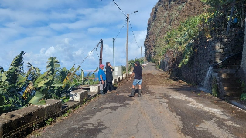 Imagem de Derrocada deixa Estrada dos Anjos intransitável