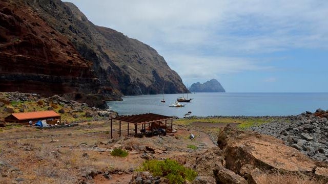 Veleiro à deriva ao largo das ilhas Desertas