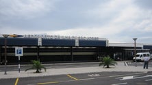 Imagem de Falta de certificação do aeródromo de São Jorge para voos noturnos obriga doente a ser transportado de barco (Vídeo)