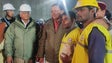 Imagem de Socorristas retiram 41 trabalhadores presos durante 17 dias num túnel na Índia