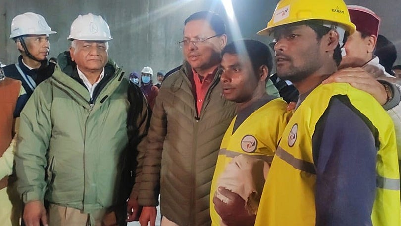 Imagem de Socorristas retiram 41 trabalhadores presos durante 17 dias num túnel na Índia