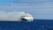 Imagem de Fogo continua a bordo do navio ao largo dos Açores