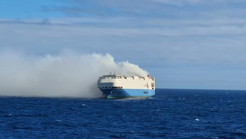Fogo continua a bordo do navio ao largo dos Açores