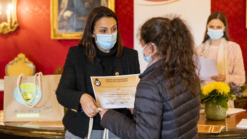 Imagem de 77 certificados entregues a participantes da campanha «O Melhor Amigo de Companhia»