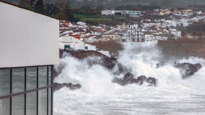 Imagem de Açores sob aviso amarelo devido a chuva forte