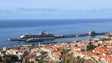 Imagem de Porto do Funchal com dois navios e à espera do terceiro, em estreia