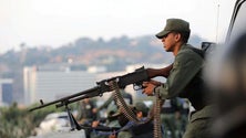 Imagem de Militares controlam acessos a dois aeroportos a sul de Caracas