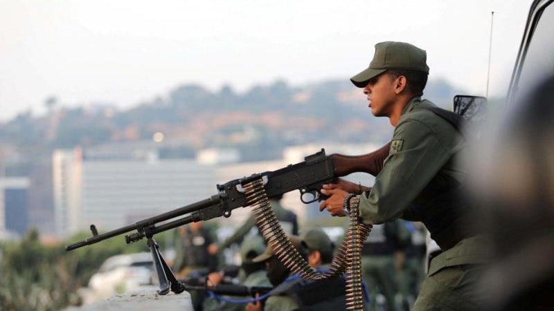 Militares controlam acessos a dois aeroportos a sul de Caracas