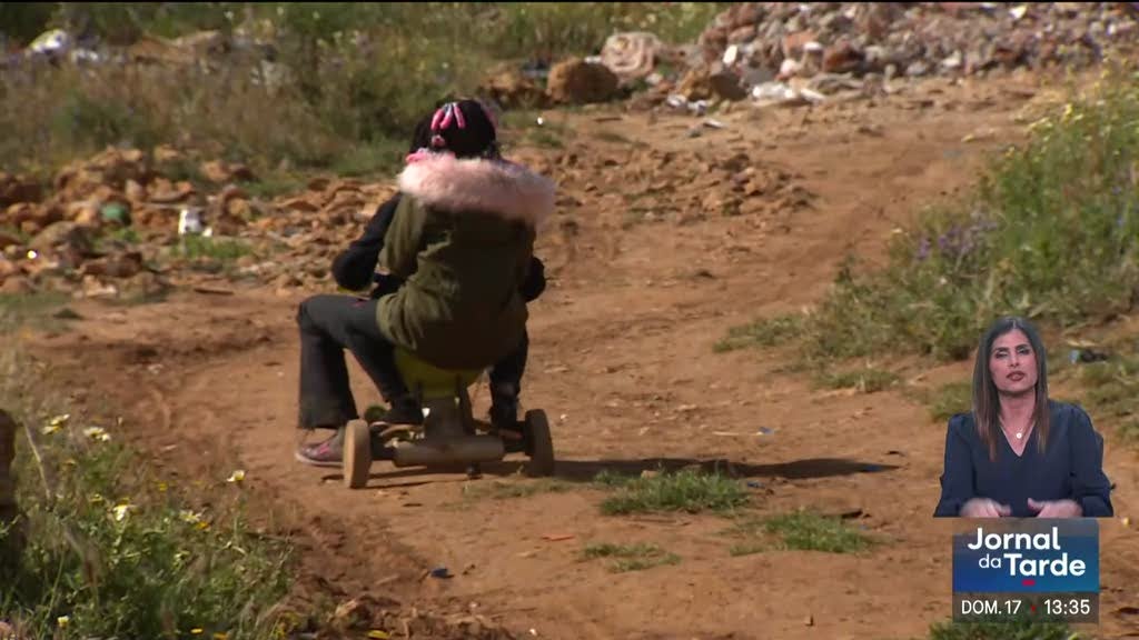 Moradores do Bairro do Talude ainda limpam destroços das demolições