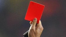 Imagem de Árbitro agredido por um jogador em pleno jogo (Vídeo)