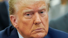 Imagem de Trump em tribunal de Nova Iorque para prestar depoimento como testemunha