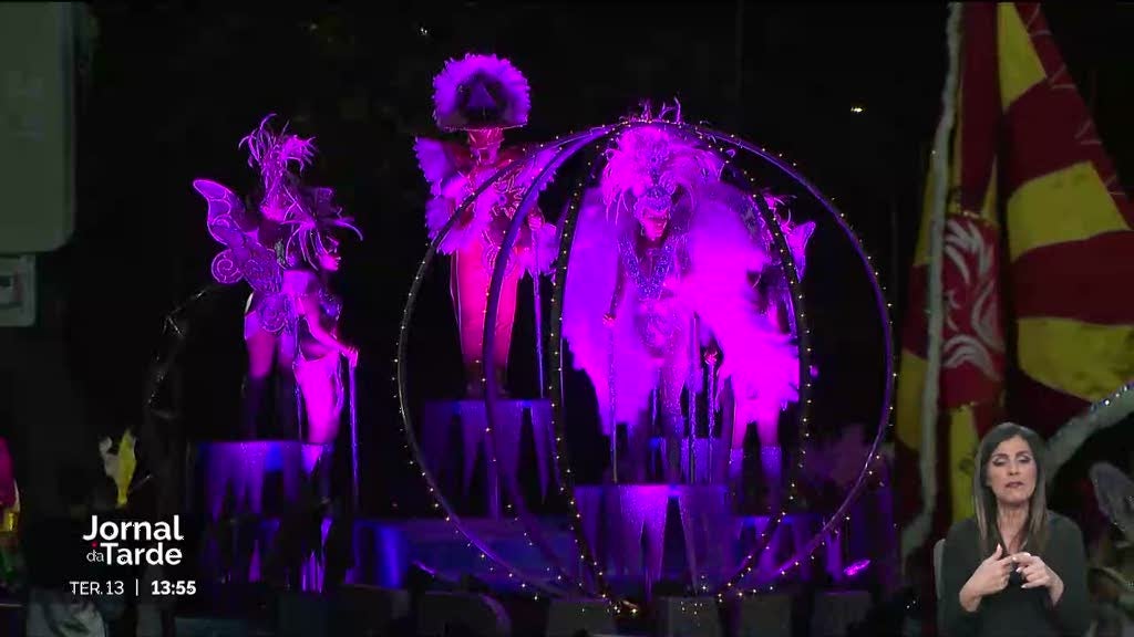 Carnaval da Madeira. Foliões enchem ruas de Câmara de Lobos