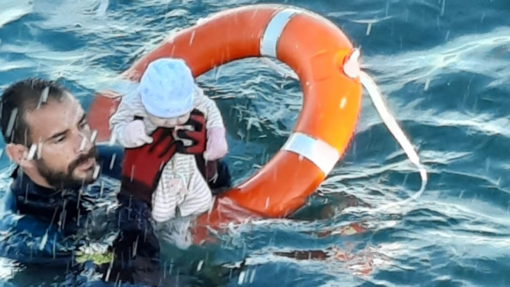 Imagem de Bebé salvo da água no meio de milhares de imigrantes