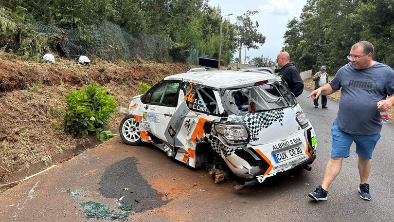 Imagem de Acidente deixa carro maltratado, pilotos estão bem