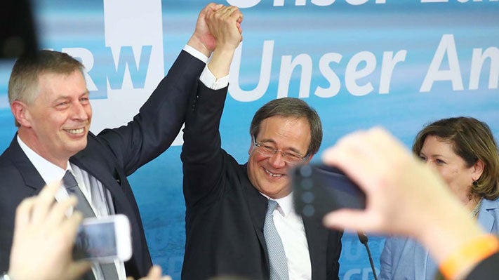 Desaire do SPD nas eleições renanas reforça posição de Merkel