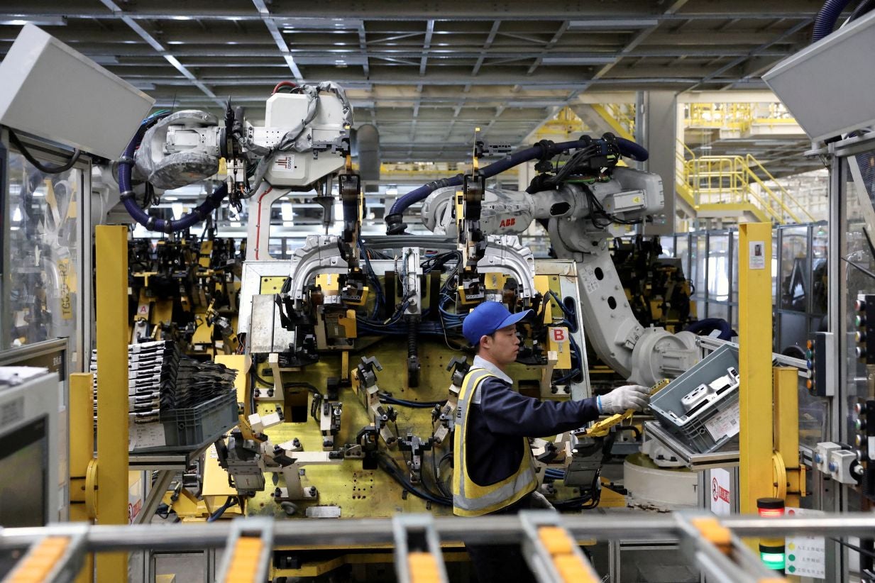 Atividade industrial da China regressa ao crescimento em setembro