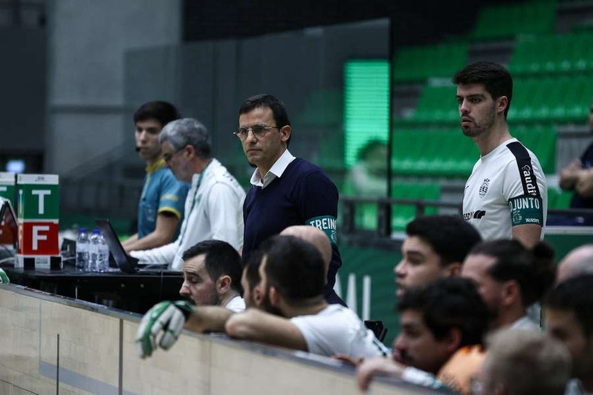 Imagem relacionada com a notícia: Alejandro Domínguez, ao centro na foto, vai deixar o Sporting
