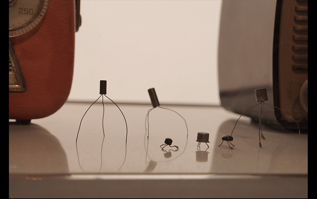  Sara Piteira / &Eacute; um componente eletr&oacute;nico inventado nos labotar&oacute;rios da Bell Telephone, que permitiu construir recetores de r&aacute;dio cada vez mais pequenos. 