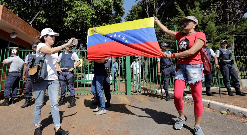 Apoiantes de Nicolás Maduro junto à Embaixada da Venezuela no Brasil tentam bloquear opositores.
