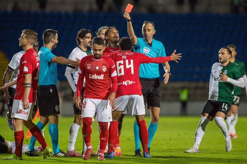 Imagem de Santa Clara quer anulação de expulsão de Paulo Vitor e áudios do videoárbitro
