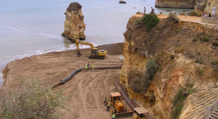 Obras na praia Dona Ana compreenderam a recarga artificial numa extensão de 40 m, a construção de um esporão
