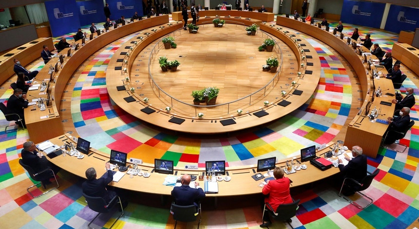 A reunião do Conselho Europeu parou para ser retomada à hora do almoço desta segunda-feira
