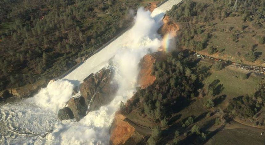 A erosão do descarregador aconteceu este domingo pelas 15h da tarde - Reuters
