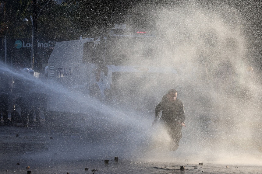 Imagem de Polícia albanesa usa canhões de água para dispersar centenas de estudantes em protesto