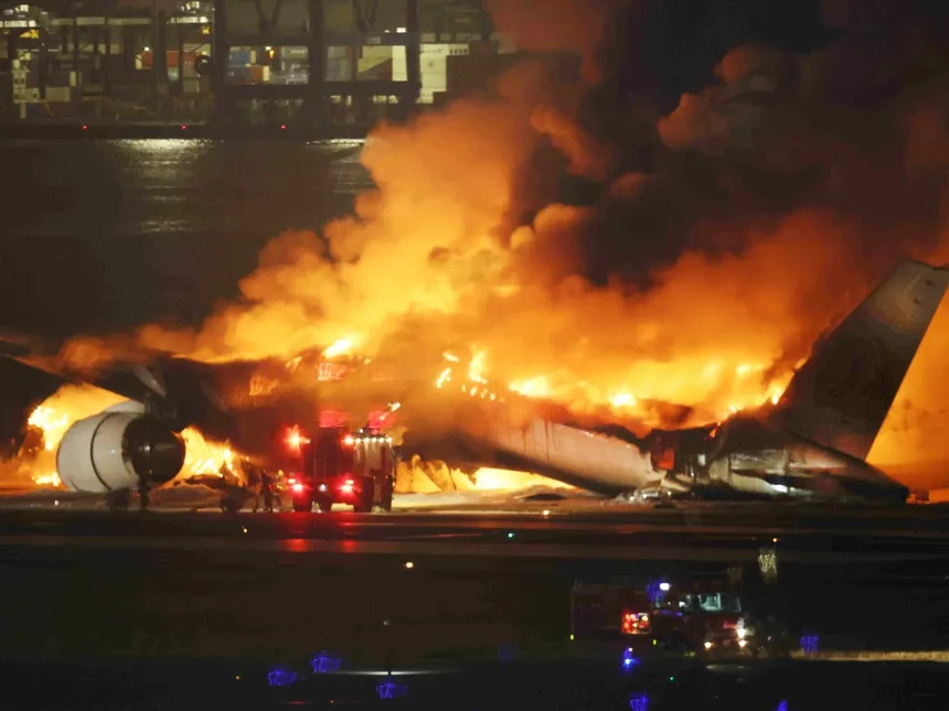 A explosão danificou a pista e cancelou voos
