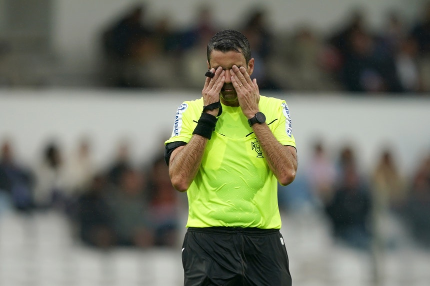 O Árbitro Nuno Almeida terminou a partida e não conteve as emoções na despedida.
