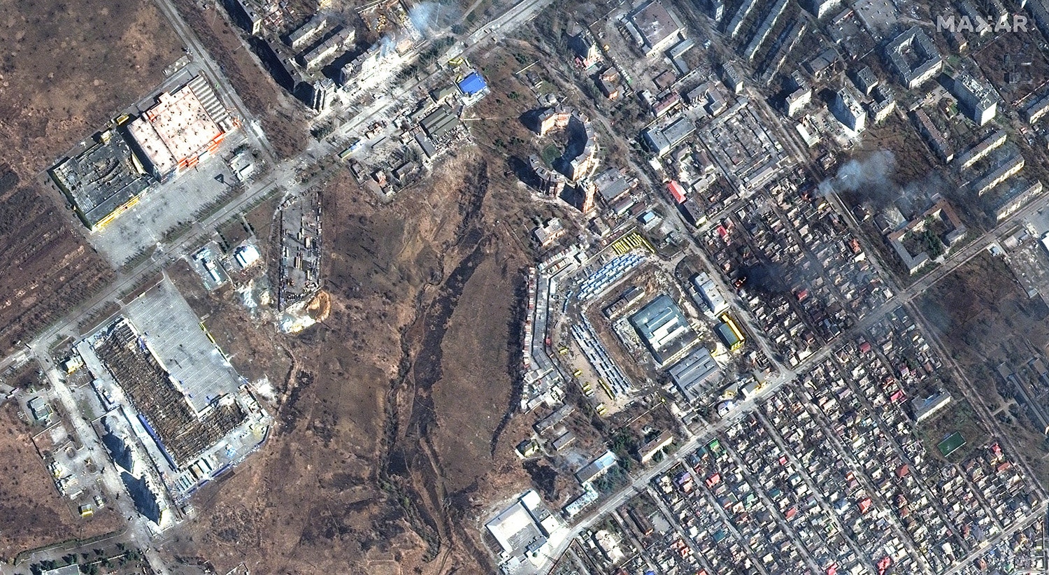  Danos e inc&ecirc;ndios no distrito de Prymorskyi, oeste de Mariupol, Ucr&acirc;nia, 14 de mar&ccedil;o de 2022. | Maxar Technologies/via EPA 