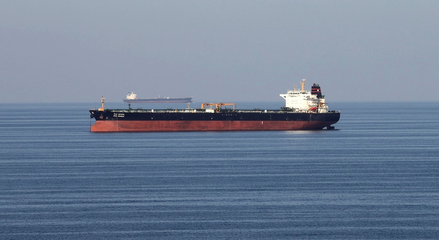 AIE revê em baixa previsões da oferta e procura de petróleo para o resto do ano