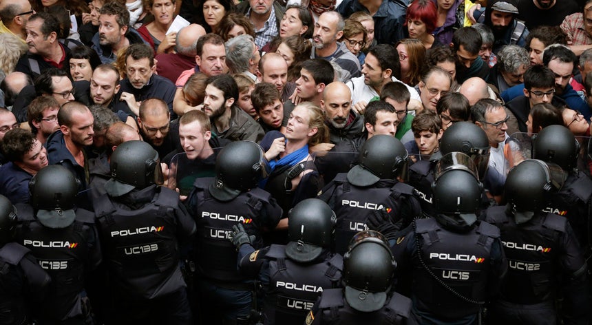 Resultado de imagem para Comissário dos Direitos Humanos pede investigação à atuação policial na Catalunha