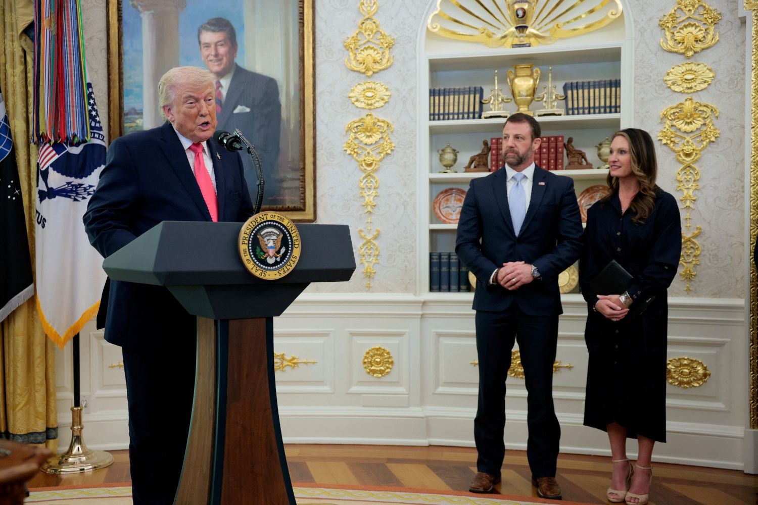 Trump mantém operações no Irão. Três mil paraquedistas a caminho do Médio Oriente