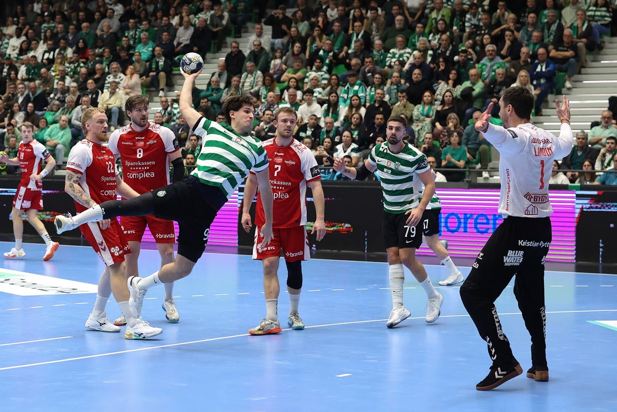 Sporting goleia Benfica e fica perto do `tri` no andebol