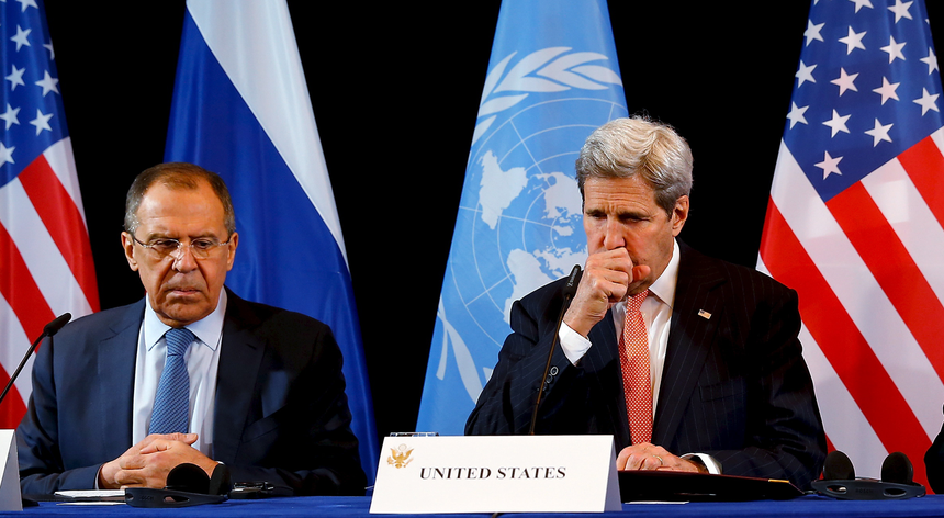 Os responsáveis pelas diplomacias da Rússia, Sergei Lavrov, e dos EUA, John Kerry, lado a lado na conferência que terminou com um acordo de cessar-fogo na Síria
