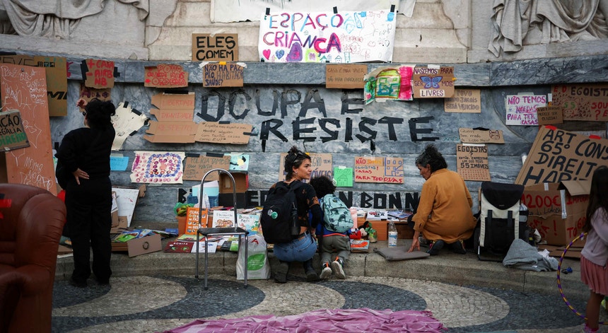 Imagem de PSP deteve 55 pessoas por desobediência na manifestação em Lisboa. Há dois feridos