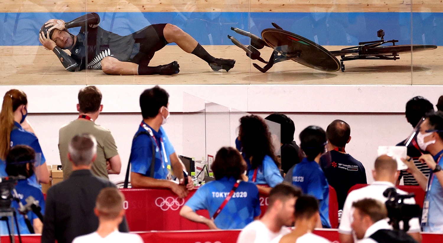  A rea&ccedil;&atilde;o &agrave; queda do atleta neozeland&ecirc;s, na prova de ciclismo de pista. | Foto: Kacper Pempel - Reuters 