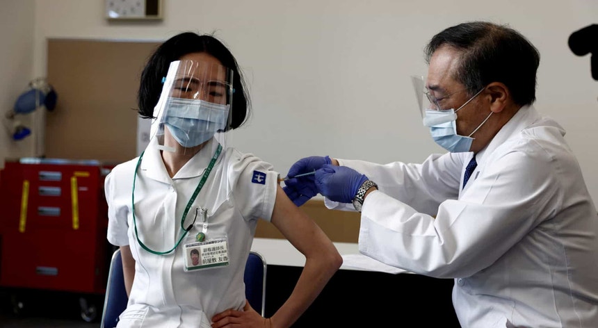 Voluntários e responsáveis pela organização de Tóquio2020 começaram a ser vacinados
