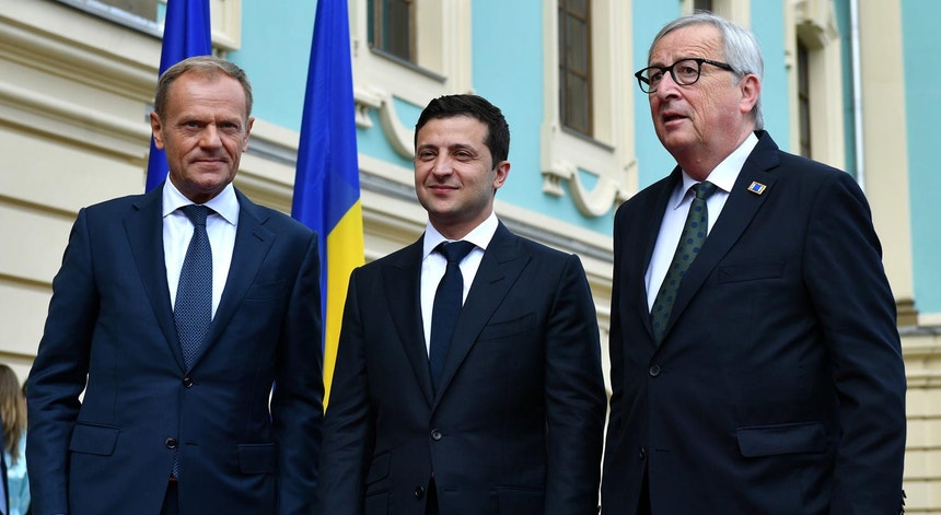 Donald Tusk, Volodymyr Zelenskiy  e Jean-Claude Juncker em Kiev, a 8 de julho de 2019
