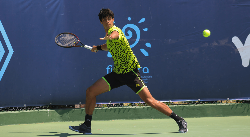 Tiago Pereira makes his debut for the national tennis team in the Davis Cup tie against China