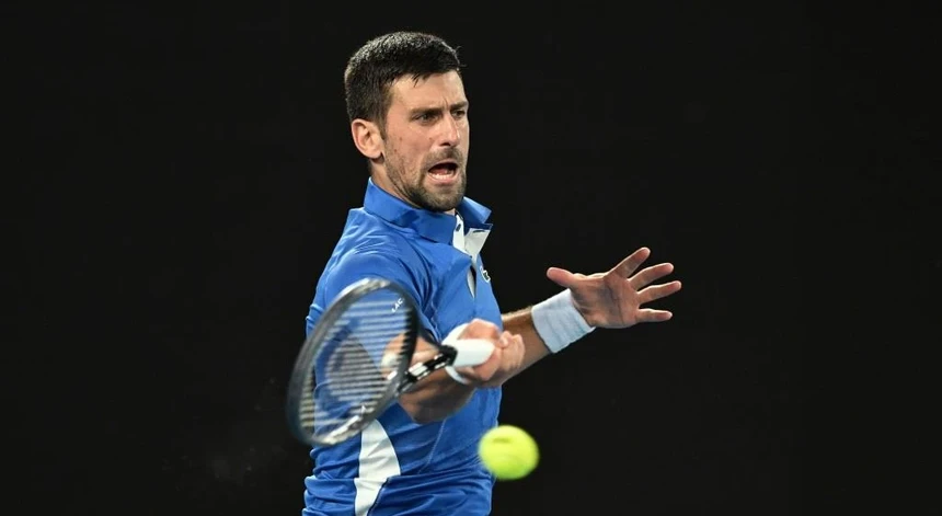 Novak Djokovic segue em frente no torneio australiano
