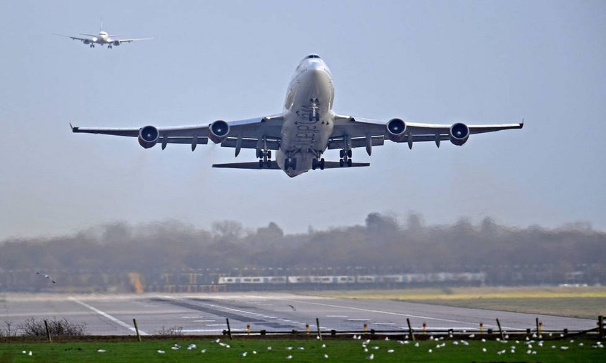 Procura de transporte aéreo continua a subir e é 99% do nível pré-pandemia